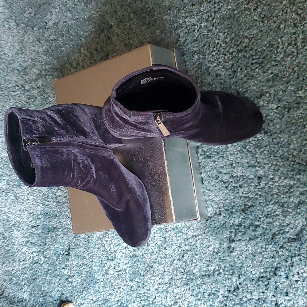 Kenneth Cole navy embroidered bootie size 10